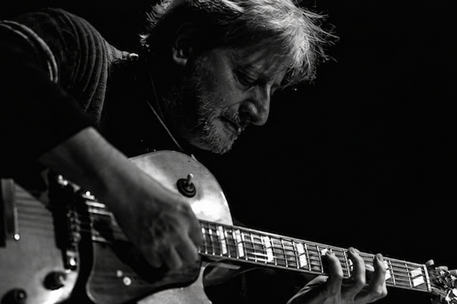 Giovanni Monteforte alla chitarra durante un concerto